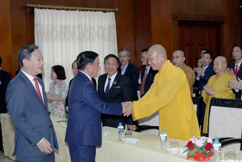 Thường trực Ban B&iacute; thư gặp gỡ c&aacute;n bộ Đại sứ qu&aacute;n v&agrave; cộng đồng người Việt tại L&agrave;o - Ảnh 4.