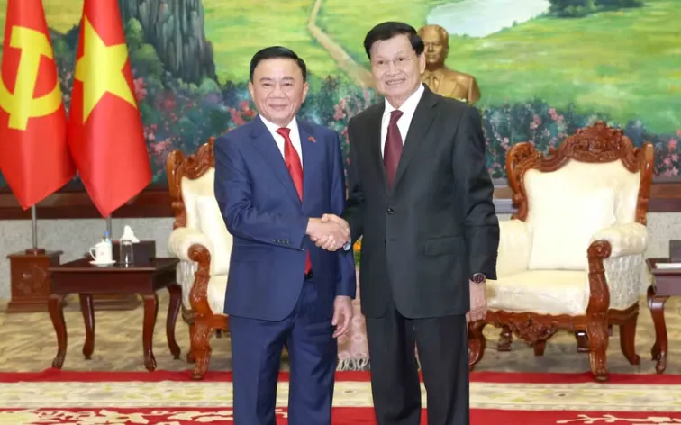 Thường trực Ban Bí thư Trần Cẩm Tú hội kiến Tổng Bí thư, Chủ tịch nước Lào Thongloun Sisoulith. (Ảnh: TTXVN)