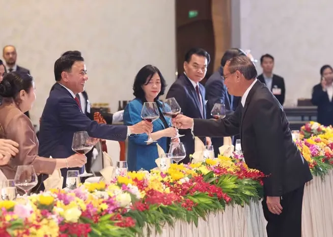 Chi&ecirc;u đ&atilde;i ch&agrave;o mừng Thường trực Ban B&iacute; thư Trần Cẩm T&uacute; c&ugrave;ng Đo&agrave;n Việt Nam - Ảnh 1.