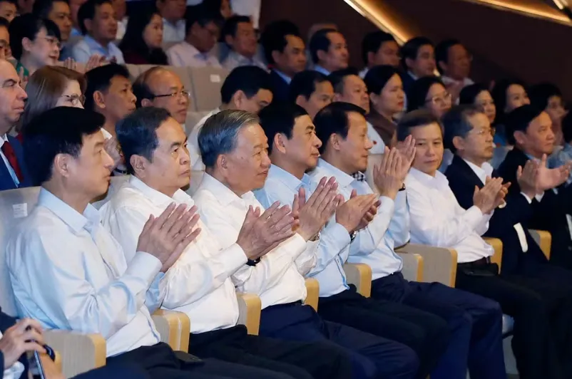 Tổng Bí thư, Chủ tịch nước Tô Lâm dự chương trình nghệ thuật “Tổ quốc trong tim” - Ảnh 3.