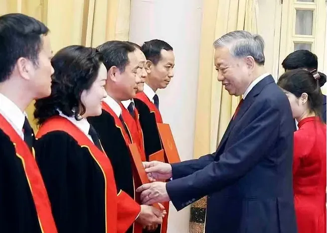Tổng B&iacute; thư, Chủ tịch nước T&ocirc; L&acirc;m trao quyết định bổ nhiệm Thẩm ph&aacute;n T&ograve;a &aacute;n nh&acirc;n d&acirc;n tối cao - Ảnh 3.