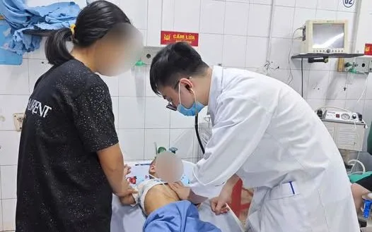 Bác sĩ thăm khám cho trẻ. Ảnh: BVCC