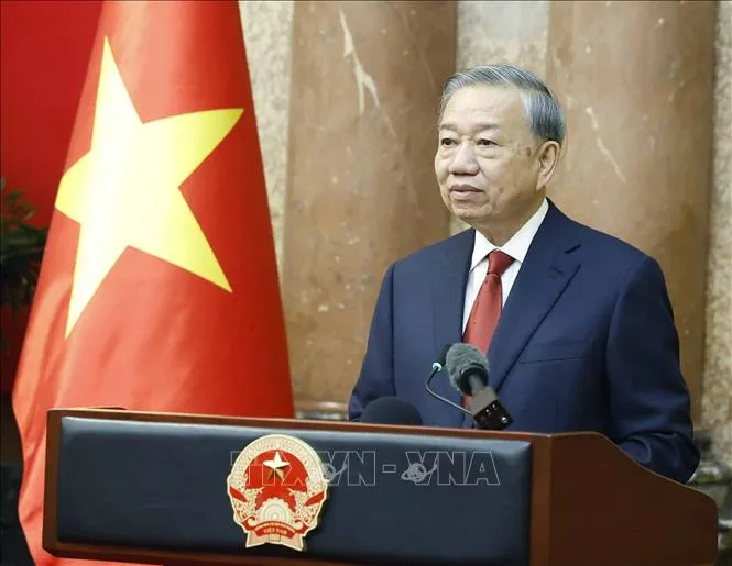 B&agrave;n giao c&ocirc;ng t&aacute;c giữa Tổng B&iacute; thư, Chủ tịch nước T&ocirc; L&acirc;m v&agrave; nguy&ecirc;n Chủ tịch nước Lương Cường - Ảnh 1.