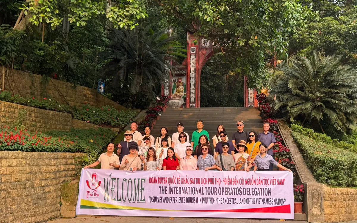 Đoàn khảo sát của các doanh nghiệp lữ hành quốc tế tại Khu di tích lịch sử Đền Hùng