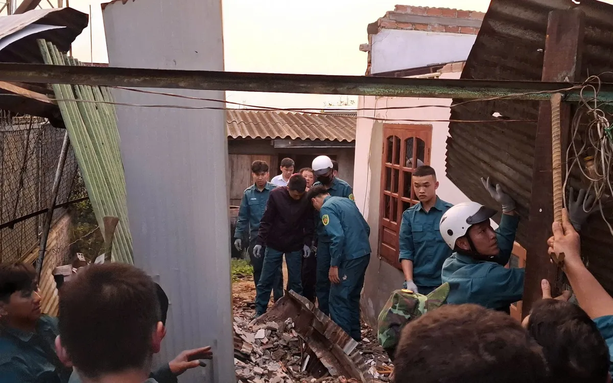 Lốc xoáy gây thiệt hại nhiều nhà dân, cây xanh đổ hàng loạt tại Bảo Lộc.