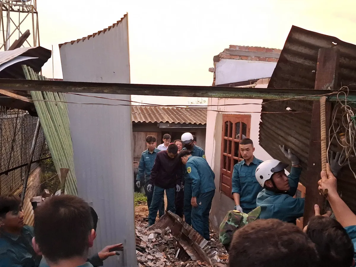 Lốc xo&aacute;y g&acirc;y thiệt hại nhiều nh&agrave; d&acirc;n, c&acirc;y xanh đổ h&agrave;ng loạt tại Bảo Lộc- Ảnh 4.