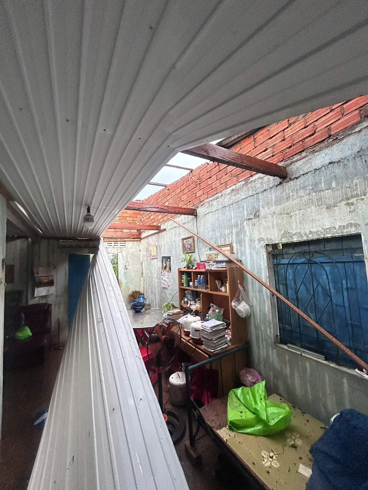 Lốc xo&aacute;y g&acirc;y thiệt hại nhiều nh&agrave; d&acirc;n, c&acirc;y xanh đổ h&agrave;ng loạt tại Bảo Lộc- Ảnh 1.