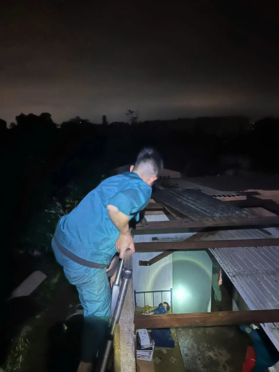 Lốc xo&aacute;y g&acirc;y thiệt hại nhiều nh&agrave; d&acirc;n, c&acirc;y xanh đổ h&agrave;ng loạt tại Bảo Lộc- Ảnh 5.