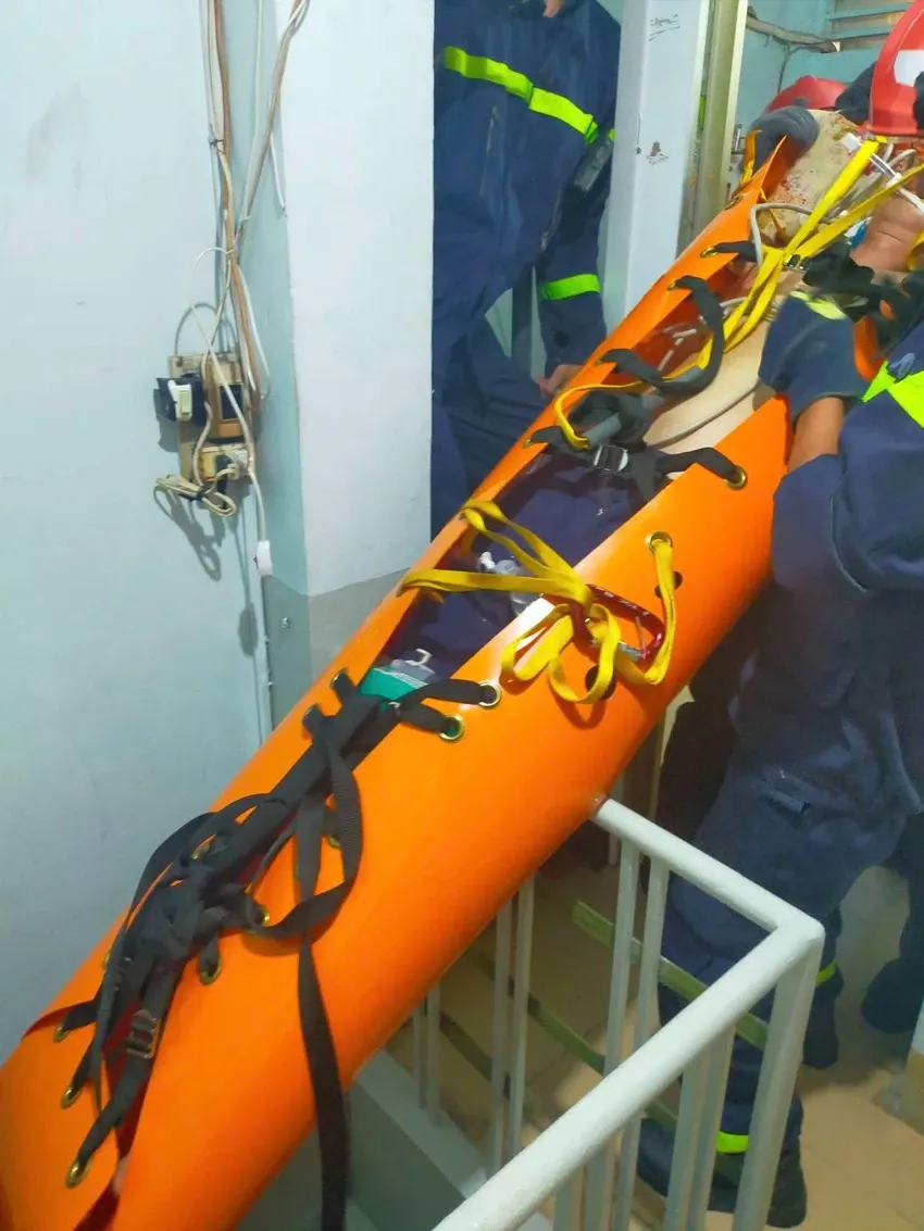 Cứu cụ &ocirc;ng 70 tuổi h&ocirc;n m&ecirc;, kẹt trong căn nh&agrave; c&oacute; cầu thang nhỏ hẹp - Ảnh 1.