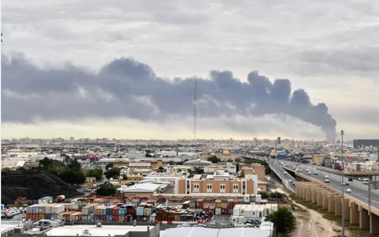 Khói bốc lên sau vụ tấn công vào kho chứa nhiên liệu ở thành phố Kuwait, Kuwait, ngày 25/3/2026 (Ảnh: AP)