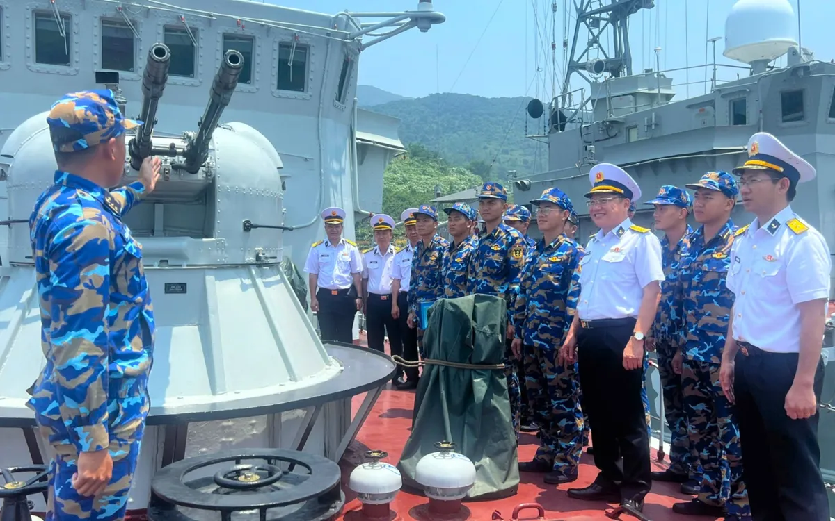 Đoàn công tác nắm chất lượng học viên thực tập tại tàu 863, Lữ đoàn 161, Vùng 3 Hải quân. 