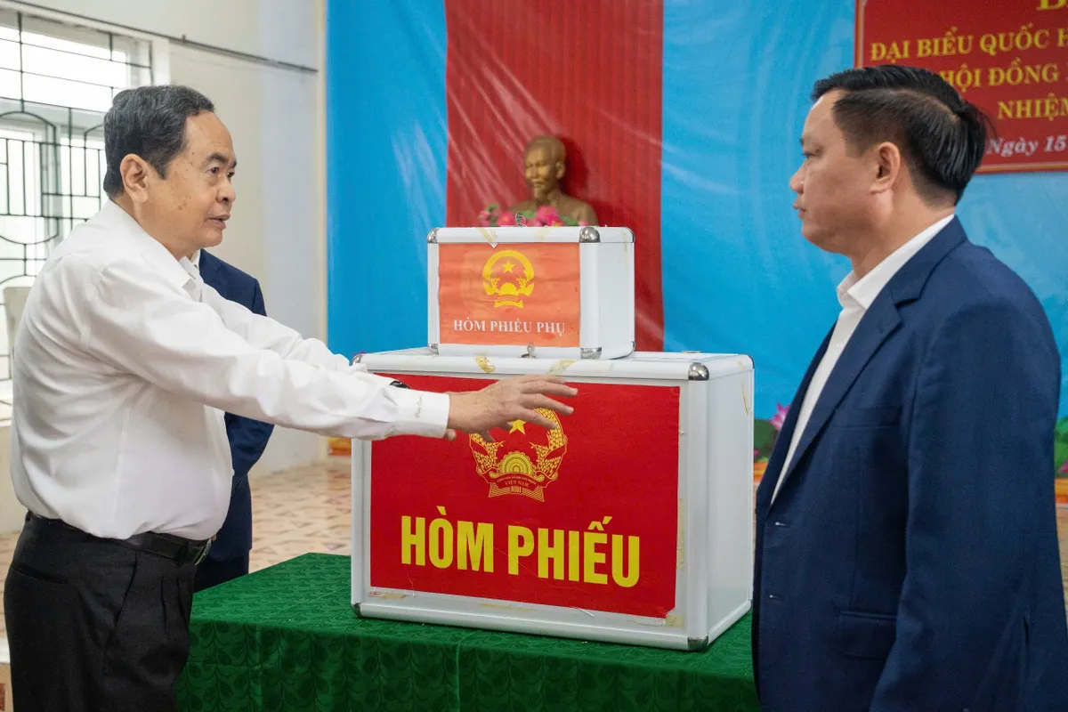 Mỗi l&aacute; phiếu l&agrave; một vi&ecirc;n gạch x&acirc;y dựng đất nước trong kỷ nguy&ecirc;n mới - Ảnh 1.