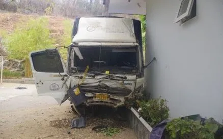 Hình ảnh xe ô tô tải bị tai nạn