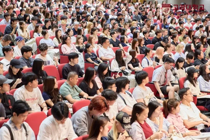 Sinh vi&ecirc;n phụ thuộc AI: Nguy cơ &ldquo;đồng h&oacute;a&rdquo; tư duy trong giảng đường- Ảnh 1.