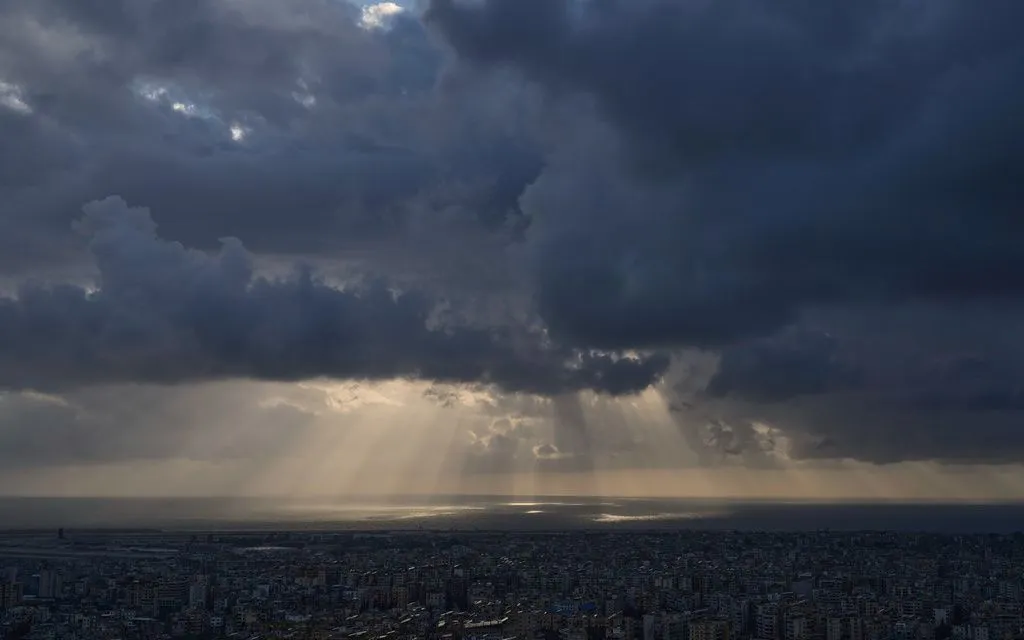 Khói đen bao trùm Dahiyeh, vùng ngoại ô phía Nam Beirut, Lebanon, ngày 9/4/2026 (Ảnh: AP)