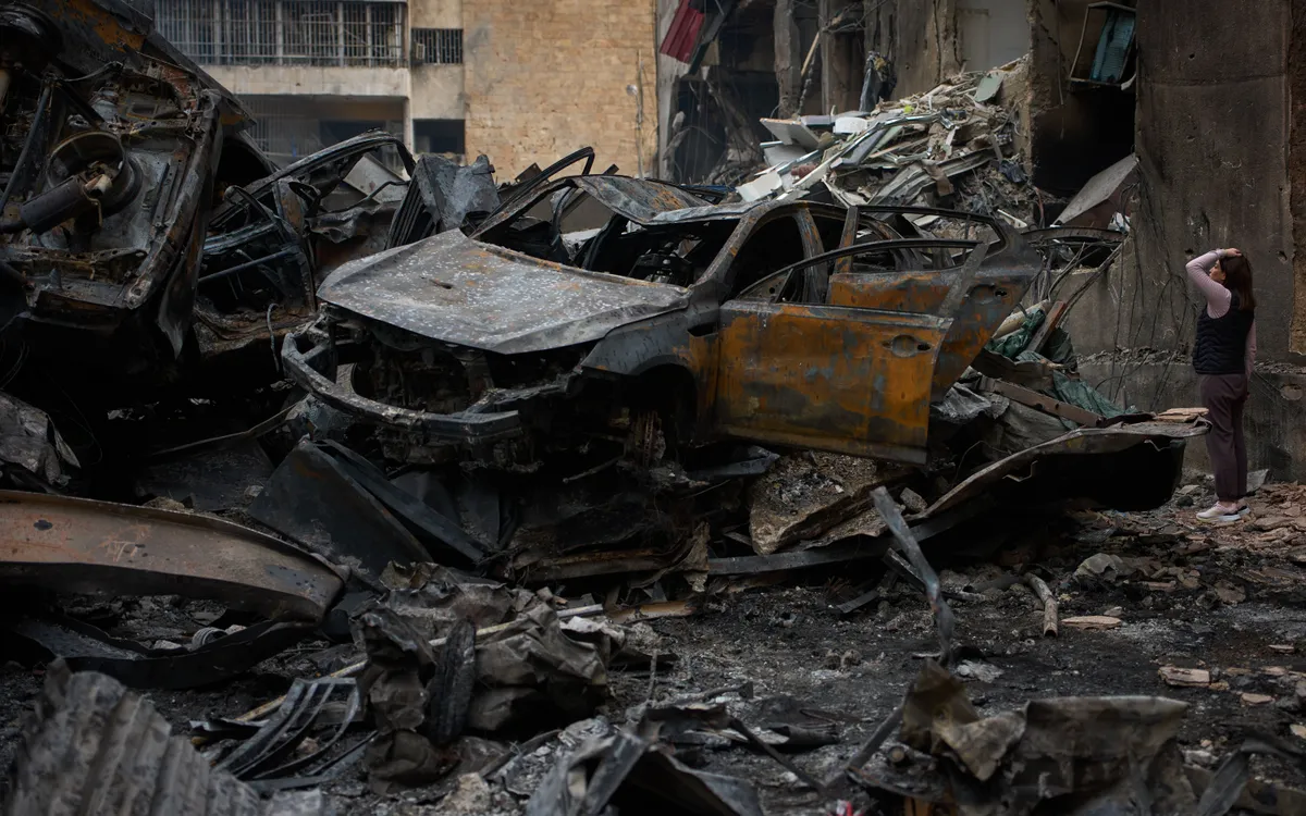 Ô tô bị cháy rụi tại hiện trường vụ không kích của Israelvào ngày 8/4, ở Beirut, Lebanon (Ảnh: AP) 