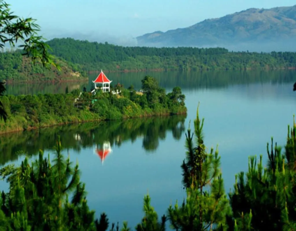 Những hồ nước ngọt tự nhiên kỳ vĩ trên đỉnh núi cao tại Tây Nguyên- Ảnh 2. Những hồ nước ngọt tự nhiên kỳ vĩ trên đỉnh núi cao tại Tây Nguyên- Ảnh 2.