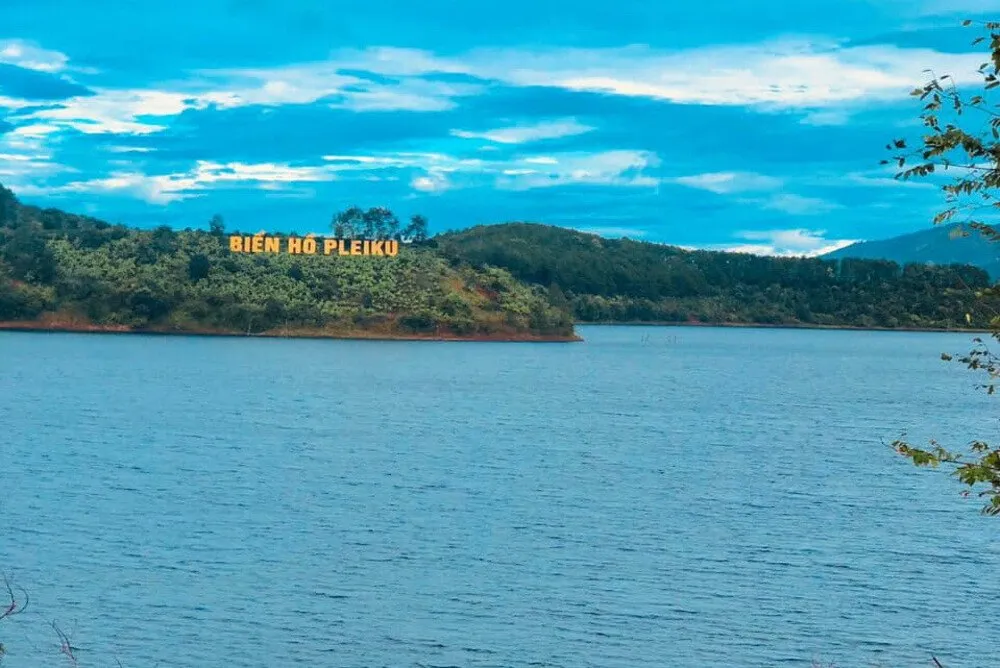 Những hồ nước ngọt tự nhiên kỳ vĩ trên đỉnh núi cao tại Tây Nguyên- Ảnh 1. Những hồ nước ngọt tự nhiên kỳ vĩ trên đỉnh núi cao tại Tây Nguyên- Ảnh 1.