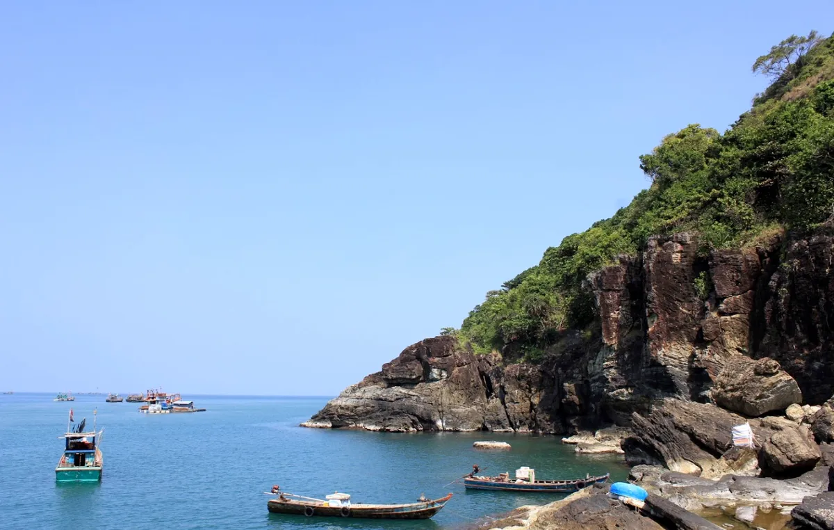 Những h&ograve;n đảo c&ocirc; đơn tại Việt Nam: Điểm đến cho người th&iacute;ch kh&aacute;m ph&aacute; hoang sơ- Ảnh 1.