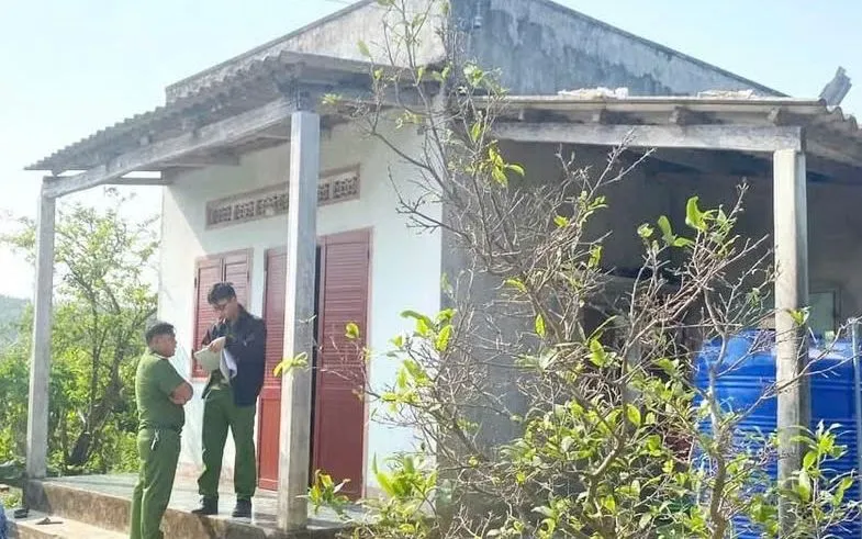 Cơ quan công an đang kiểm tra hiện trường vụ cháy nhà khiến 4 người thiệt mạng. (Ảnh: CL)