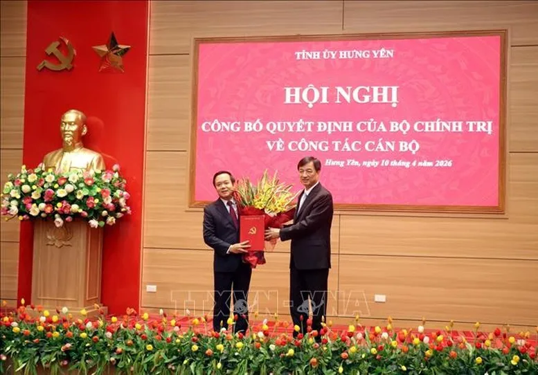 C&ocirc;ng bố quyết định của Bộ Ch&iacute;nh trị về c&ocirc;ng t&aacute;c c&aacute;n bộ - Ảnh 2.