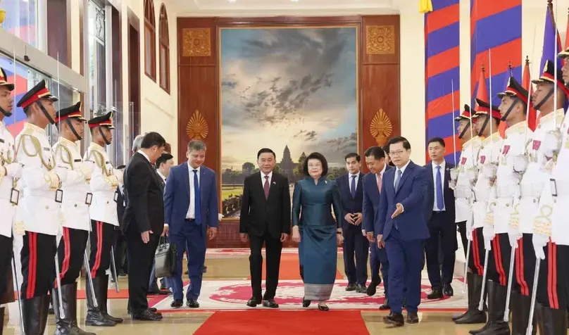 Chủ tịch Quốc hội Campuchia Khuon Sudary chủ tr&igrave; lễ đ&oacute;n Thường trực Ban B&iacute; thư Trần Cẩm T&uacute; thăm Campuchia- Ảnh 1.