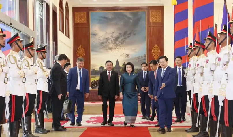 Lễ đ&oacute;n trọng thể Thường trực Ban B&iacute; thư Trần Cẩm T&uacute; thăm ch&iacute;nh thức Vương quốc Campuchia - Ảnh 1.