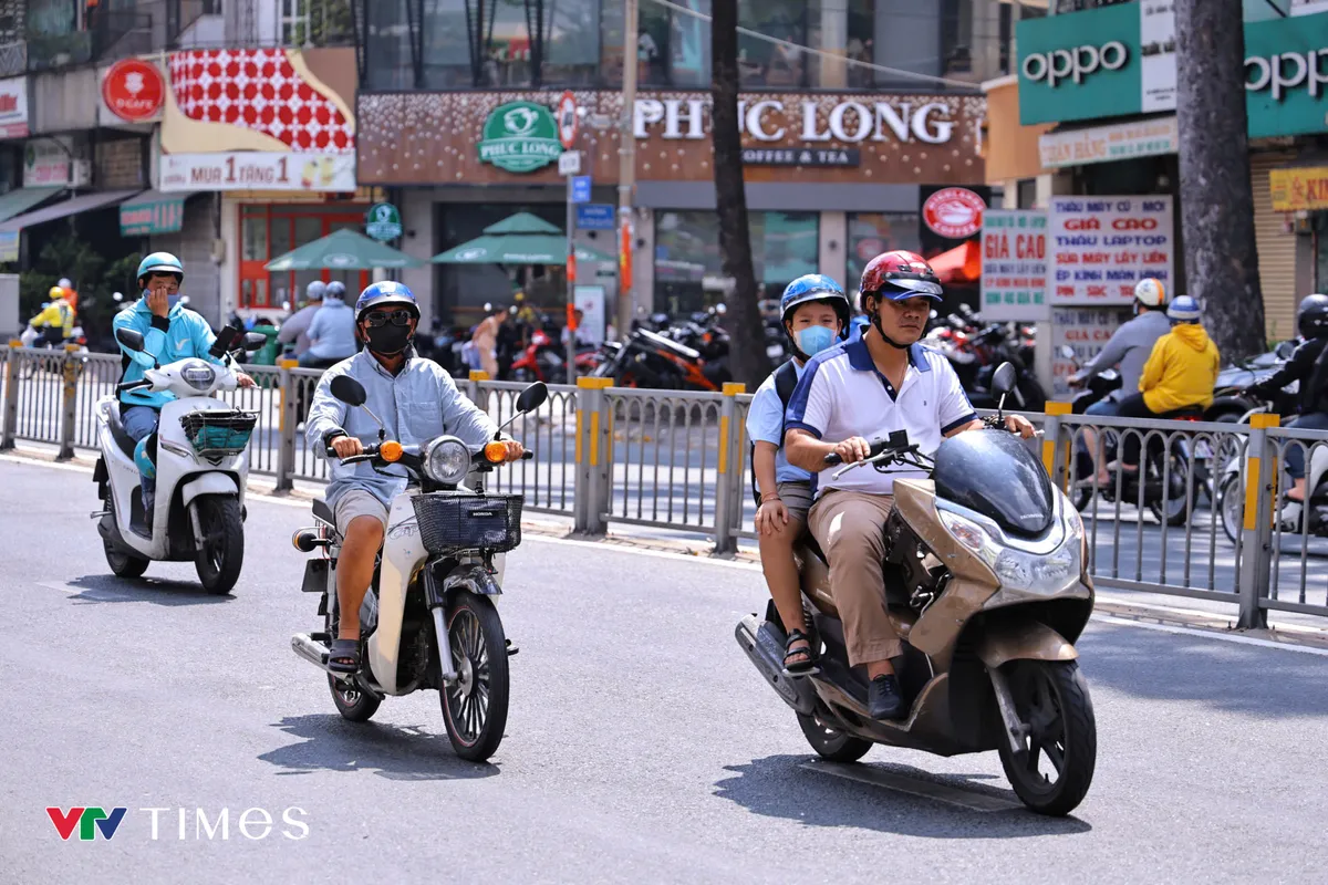 Nắng n&oacute;ng gia tăng ở Bắc Bộ, nhiều nơi ở Trung Bộ vượt 40 độ C- Ảnh 1.