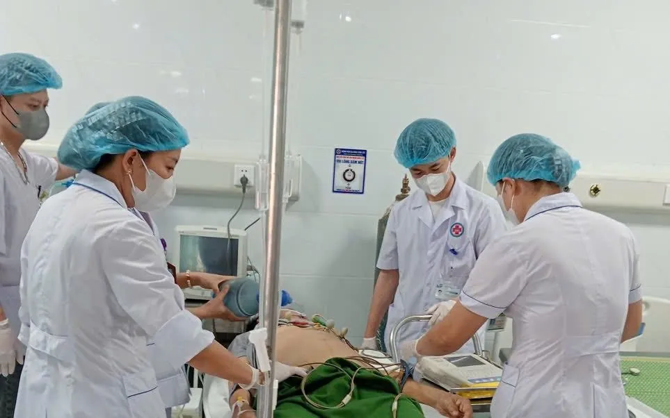 Các bác sĩ cấp cứu bệnh nhân. Ảnh: BVCC