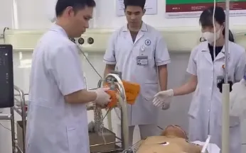 Cấp cứu bệnh nhân. Ảnh: BVCC