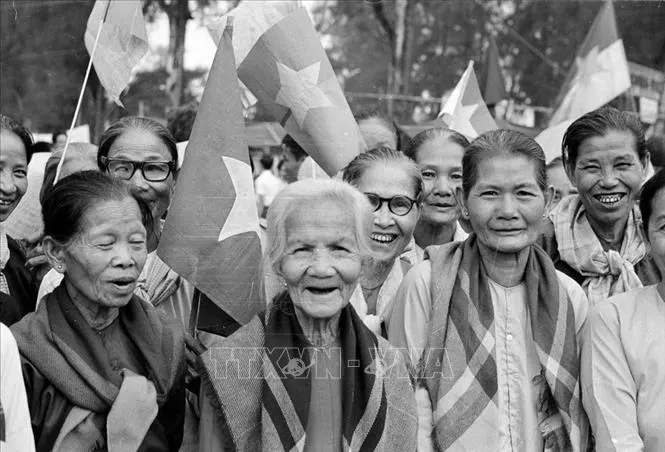 Những đ&oacute;a hồng thầm lặng dệt n&ecirc;n mạch m&aacute;u th&ocirc;ng tin ng&agrave;y đại thắng- Ảnh 1.