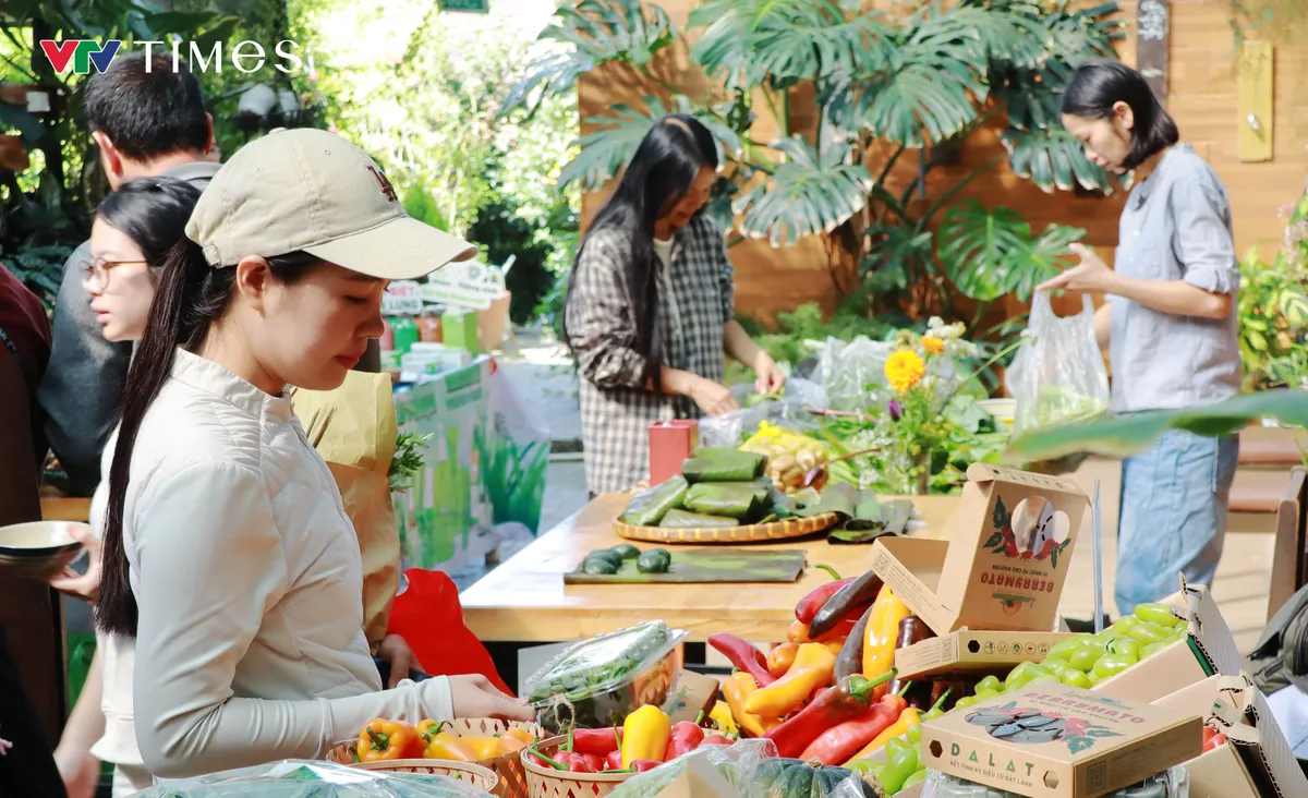 Phi&ecirc;n chợ độc đ&aacute;o giữa l&ograve;ng Đ&agrave; Lạt: Tại sao gi&aacute; cao vẫn h&uacute;t du kh&aacute;ch?- Ảnh 1.