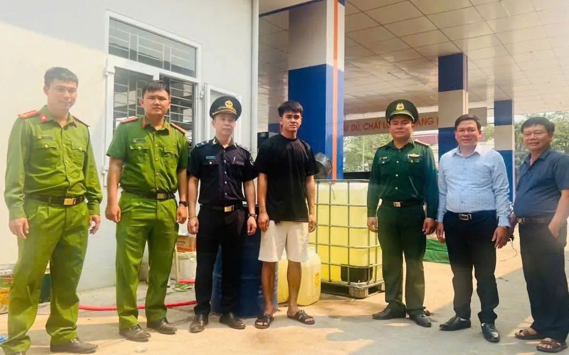 Đối tượng và tang vật vụ án.