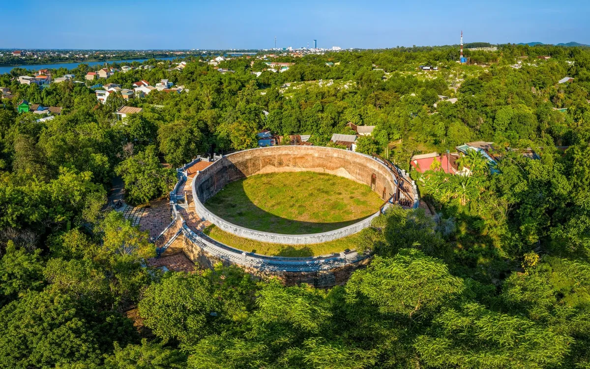 Cách Kinh thành Huế khoảng 4km, Hổ Quyền được xây dựng vào năm 1830 dưới thời vua Minh Mạng. Công trình ra đời sau những sự cố trong các cuộc đấu voi - hổ ngoài tự nhiên, với mục tiêu tạo ra một không gian khép kín, đảm bảo an toàn tuyệt đối cho vua, quan lại và người xem.
