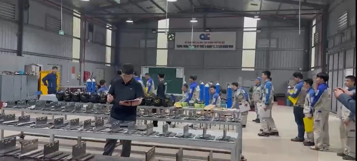 Ma trận ph&iacute; b&ocirc;i trơn khi đưa người đi xuất khẩu lao động- Ảnh 2.