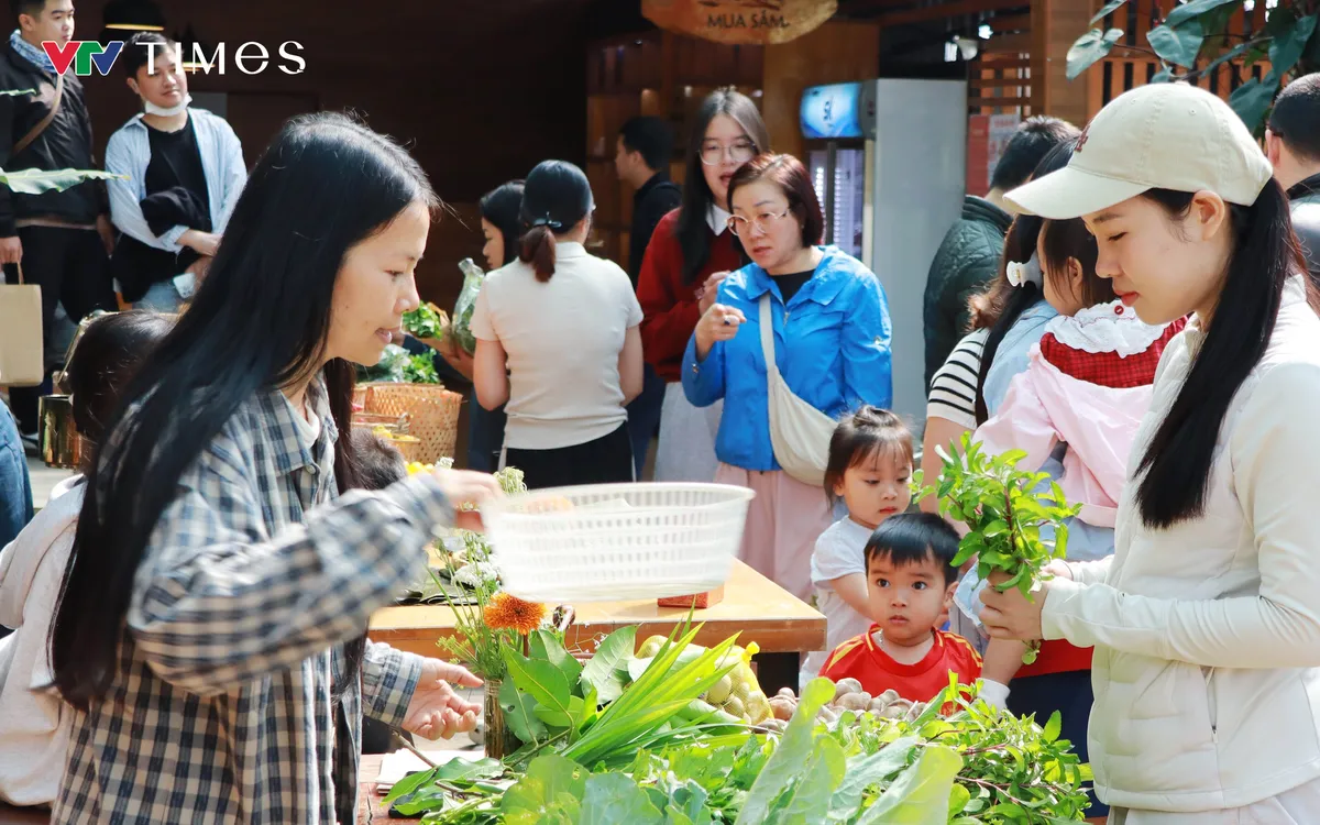 Đa dạng nông sản hữu cơ sạch, bắt mắt được bày bán tại phiên chợ.