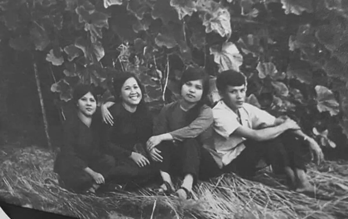 Những đ&oacute;a hồng thầm lặng dệt n&ecirc;n mạch m&aacute;u th&ocirc;ng tin ng&agrave;y đại thắng- Ảnh 2.