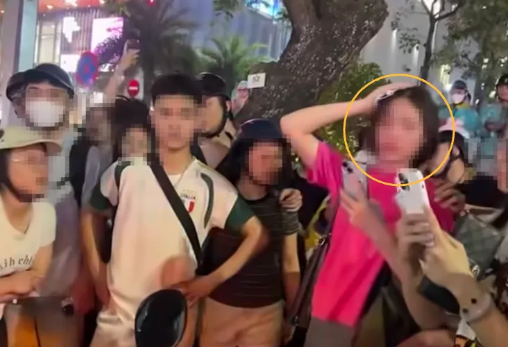 Nữ t&agrave;i xế xe &ocirc;m c&ocirc;ng nghệ nghi bị 2 người h&agrave;nh hung, chảy m&aacute;u đầu ở H&agrave; Nội - Ảnh 1.