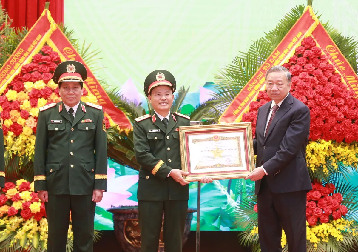 Tổng B&iacute; thư, Chủ tịch nước T&ocirc; L&acirc;m dự Lễ đ&oacute;n nhận danh hiệu Anh h&ugrave;ng Lực lượng vũ trang nh&acirc;n d&acirc;n của Qu&acirc;n khu 3 - Ảnh 3.