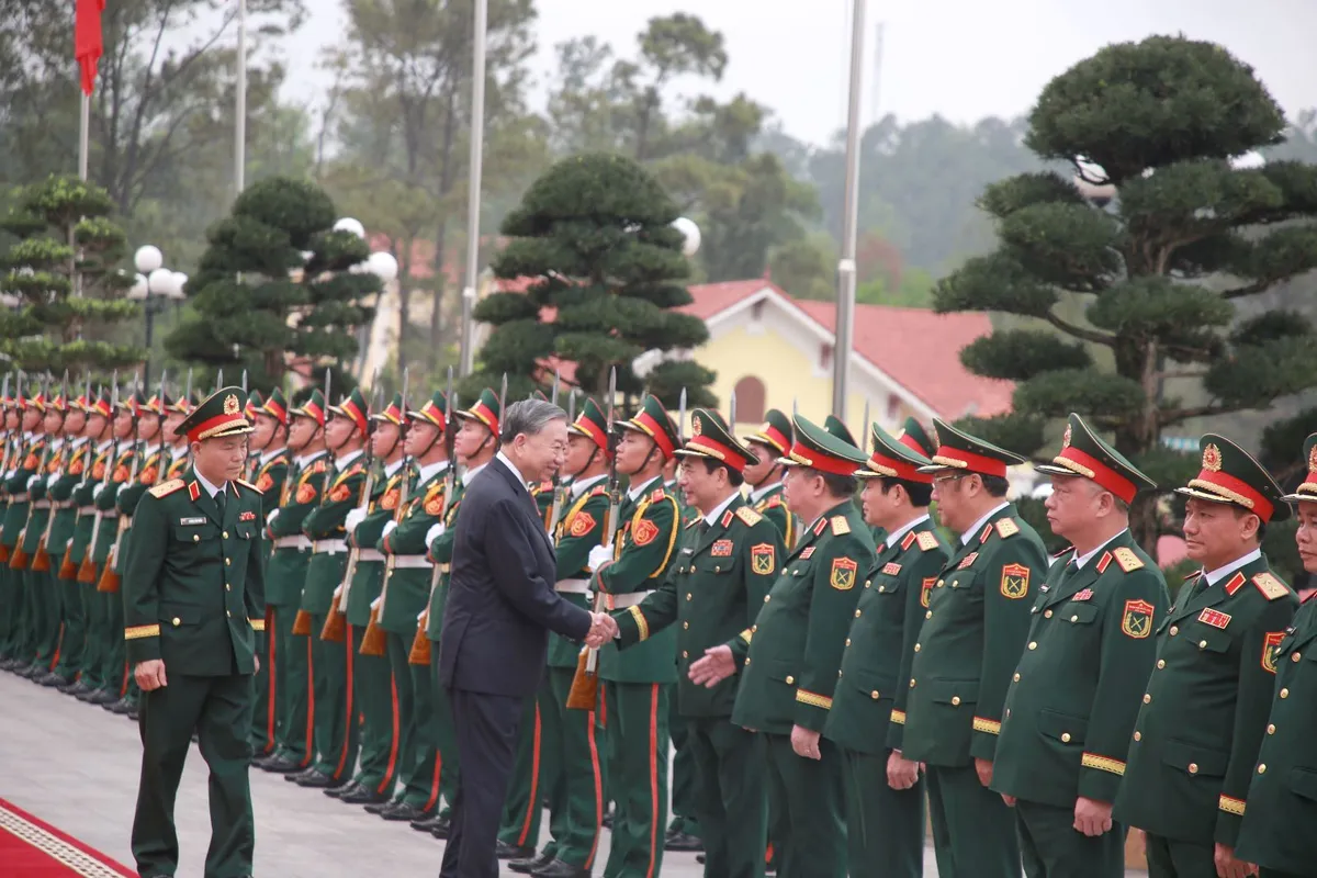 Tổng B&iacute; thư, Chủ tịch nước T&ocirc; L&acirc;m dự Lễ đ&oacute;n nhận danh hiệu Anh h&ugrave;ng Lực lượng vũ trang nh&acirc;n d&acirc;n của Qu&acirc;n khu 3 - Ảnh 1.