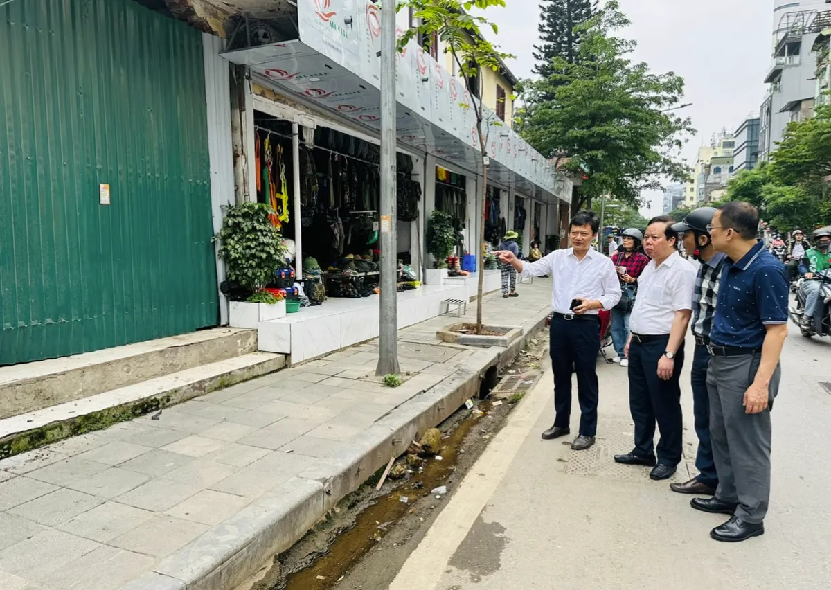 Văn Miếu - Quốc Tử Gi&aacute;m: Quyết liệt x&oacute;a "điểm nghẽn" đ&ocirc; thị, siết chặt an to&agrave;n h&agrave;nh lang đường sắt - Ảnh 1.