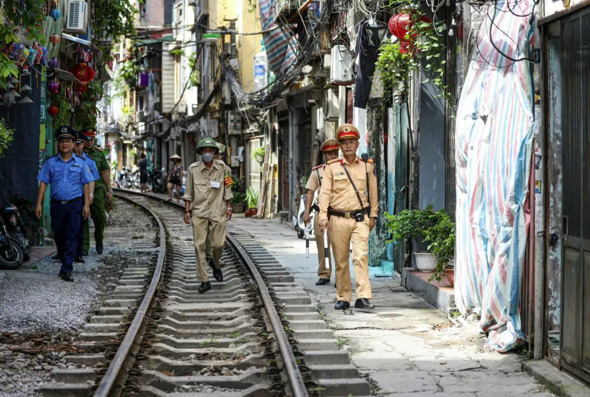 Văn Miếu - Quốc Tử Gi&aacute;m: Quyết liệt x&oacute;a "điểm nghẽn" đ&ocirc; thị, siết chặt an to&agrave;n h&agrave;nh lang đường sắt - Ảnh 2.