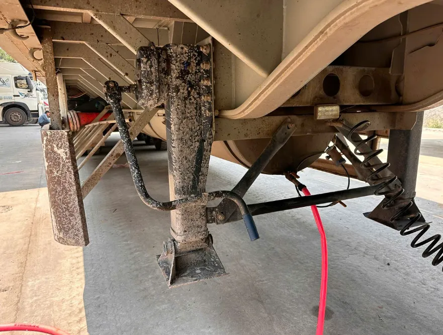 Ph&aacute;t hiện, bắt giữ vụ vận chuyển tr&aacute;i ph&eacute;p hơn 1.200 l&iacute;t dầu Diesel qua bi&ecirc;n giới- Ảnh 1.