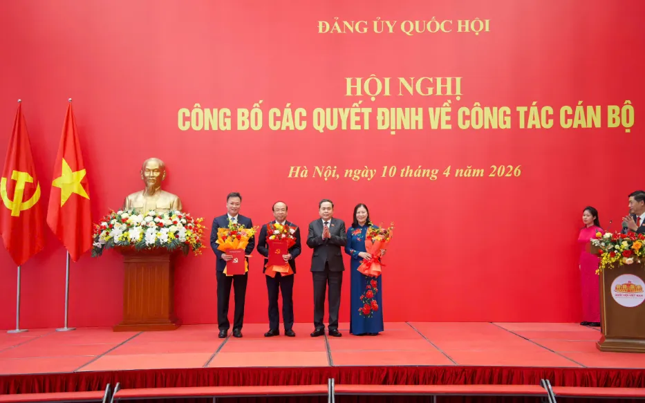 Bí thư Đảng ủy, Chủ tịch Quốc hội Trần Thanh Mẫn trao các Quyết định của Ban Thường vụ Đảng ủy Quốc hội về công tác cán bộ. Ảnh: Cổng TTĐT Quốc hội