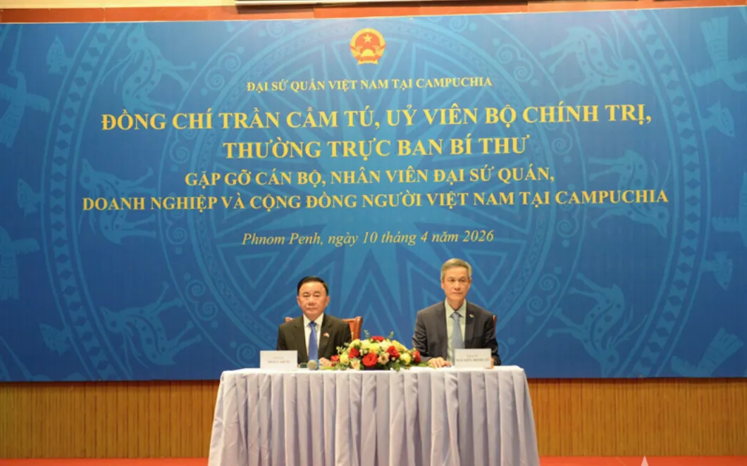  Thường trực Ban Bí thư Trần Cẩm Tú thăm Đại sứ quán và gặp gỡ cộng đồng, doanh nghiệp Việt Nam tại Campuchia. Ảnh: QĐND