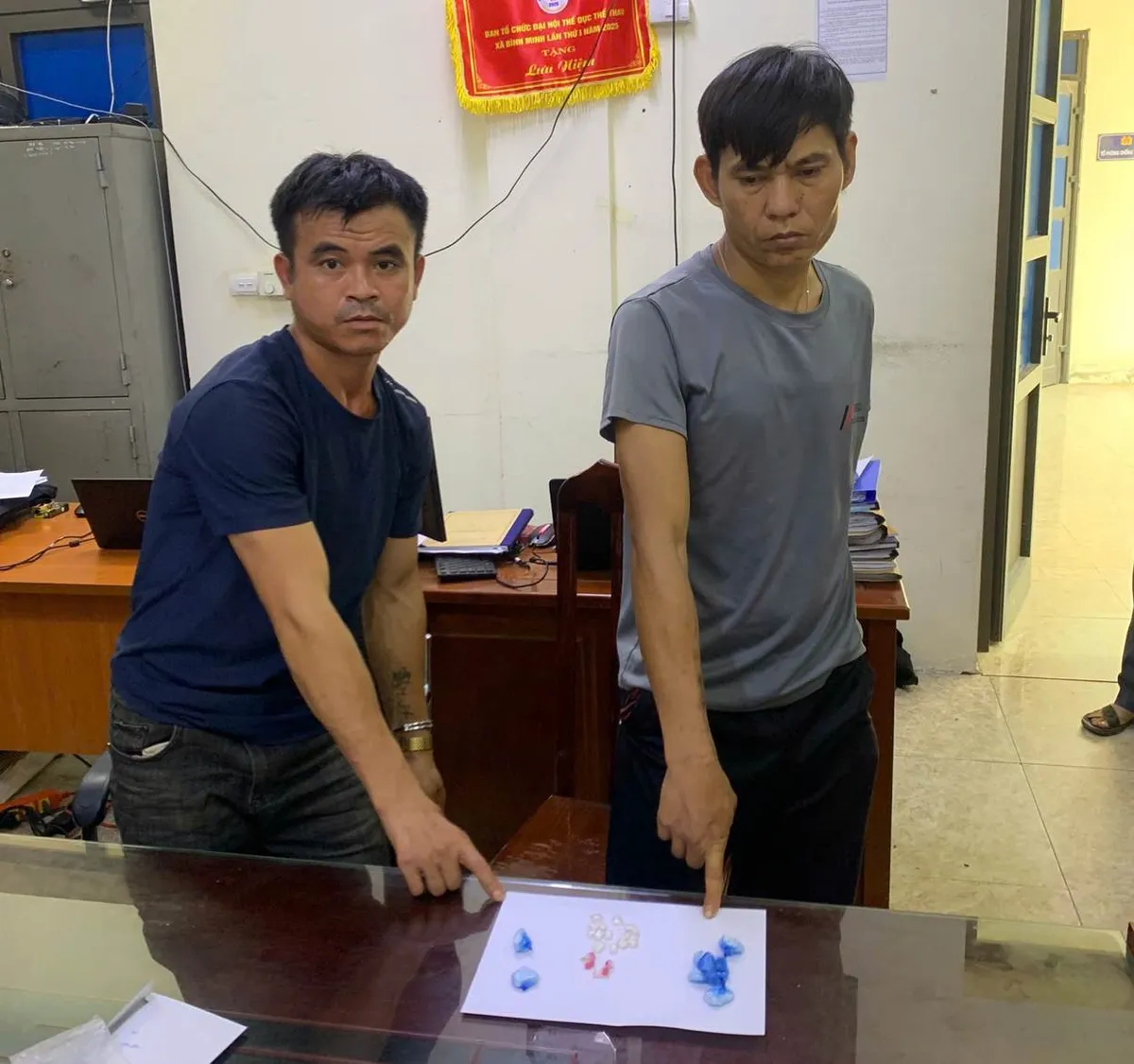 H&agrave; Nội: Bắt 2 đối tượng bu&ocirc;n ma t&uacute;y, thu giữ gần 16g heroin  - Ảnh 1.