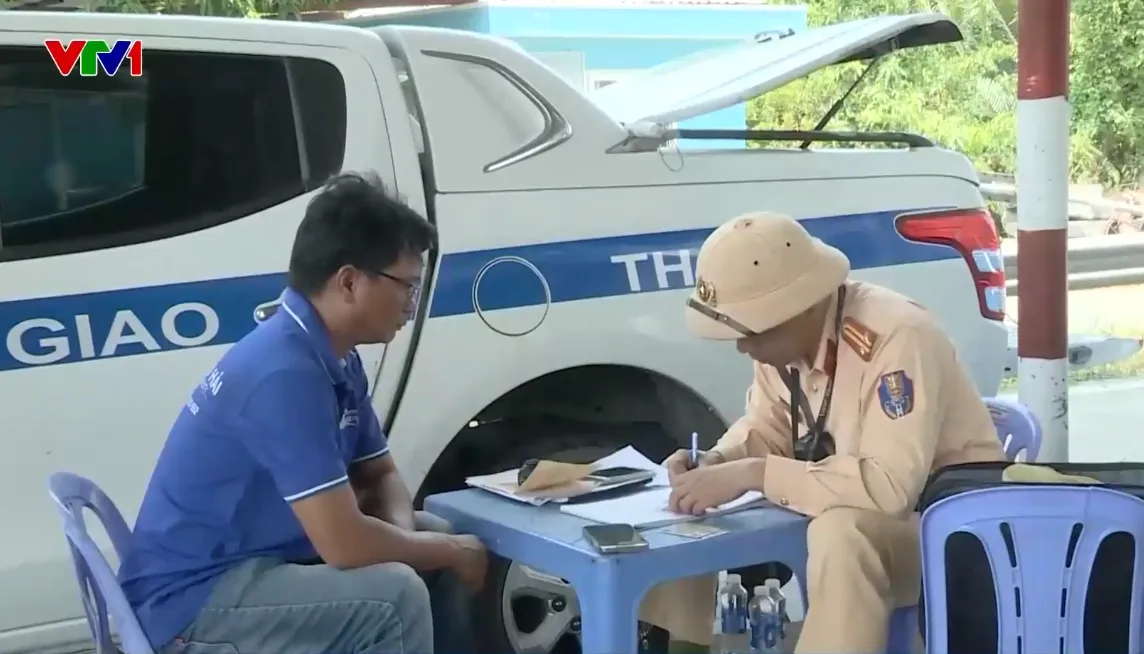 Phạt h&agrave;ng loạt t&agrave;i xế v&agrave; h&agrave;nh kh&aacute;ch kh&ocirc;ng thắt d&acirc;y an to&agrave;n tr&ecirc;n cao tốc - Ảnh 1.