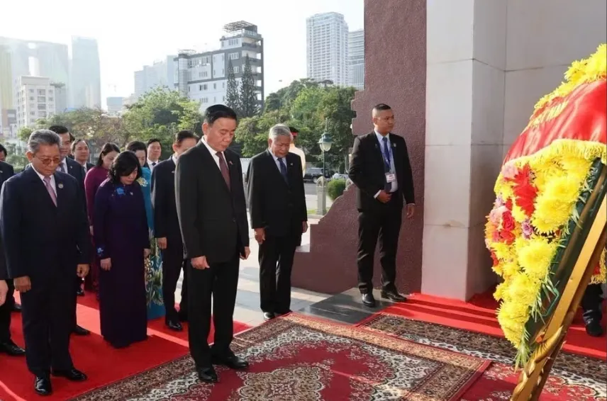 Thường trực Ban B&iacute; thư Trần Cẩm T&uacute; đặt v&ograve;ng hoa tưởng niệm tại Campuchia - Ảnh 3.