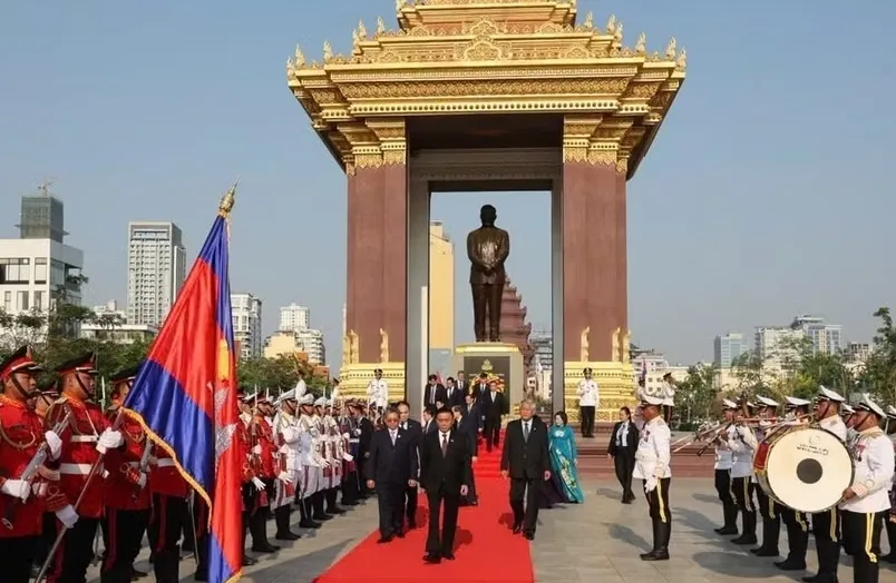 Thường trực Ban B&iacute; thư Trần Cẩm T&uacute; đặt v&ograve;ng hoa tưởng niệm tại Campuchia - Ảnh 1.