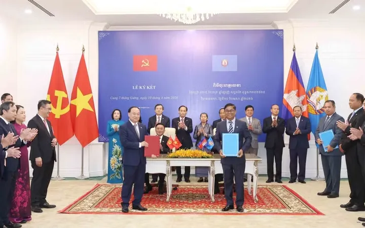 Thường trực Ban B&iacute; thư chứng kiến Lễ trao c&aacute;c văn kiện hợp t&aacute;c Việt Nam - Campuchia - Ảnh 1.